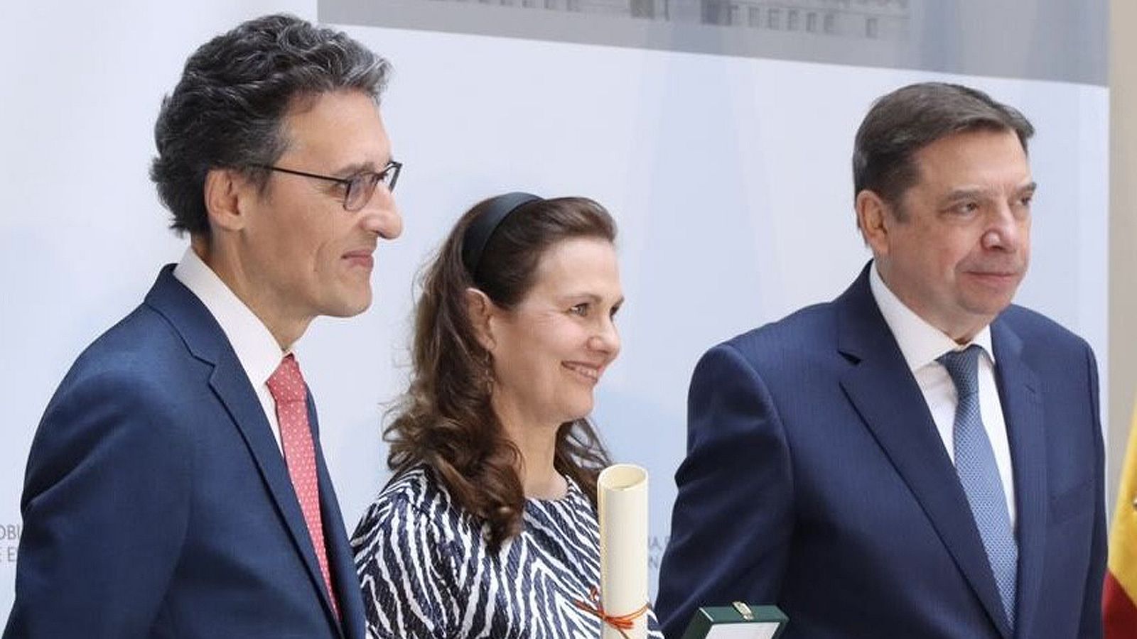 Sandra Sutherland con el galardón