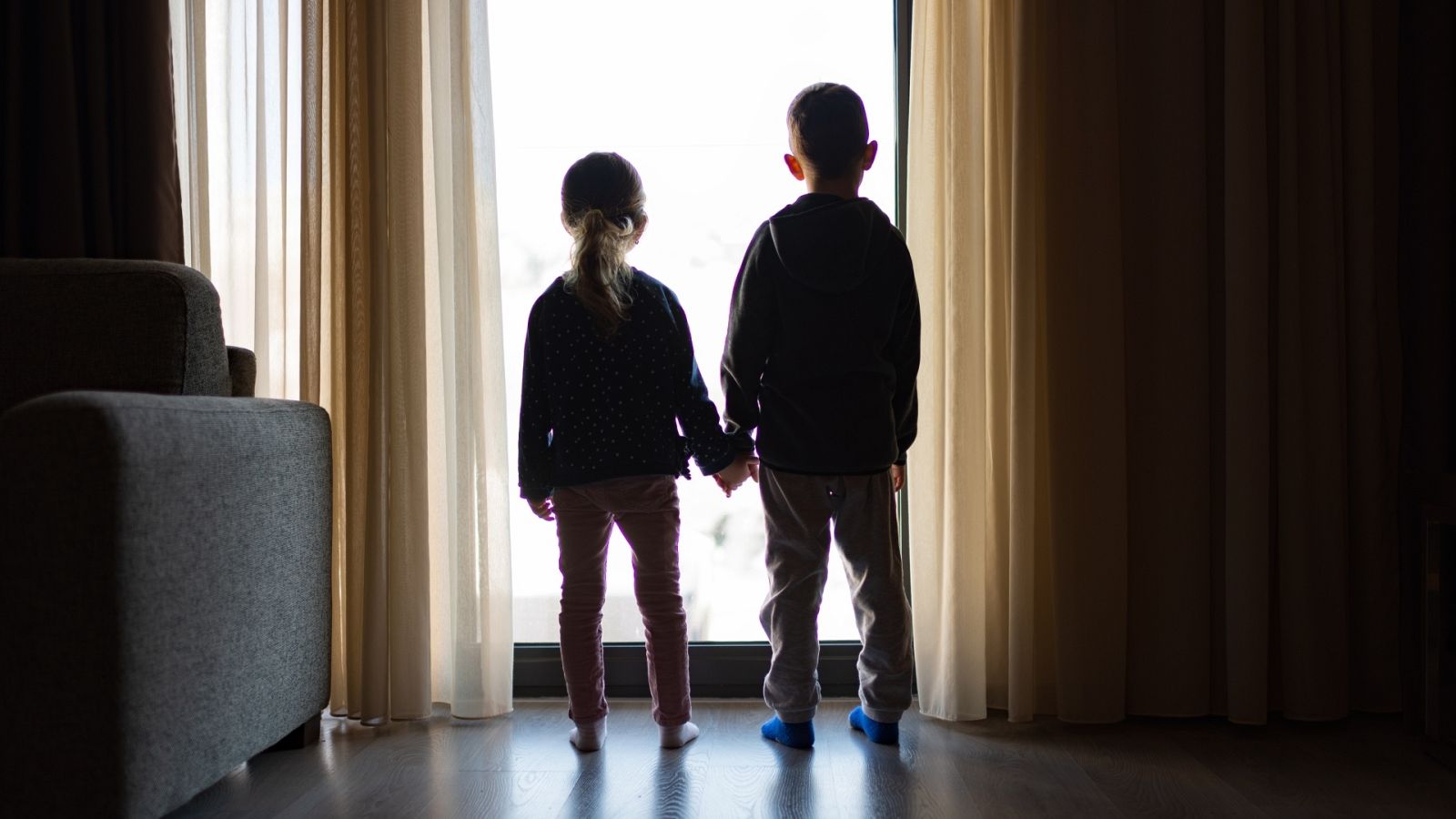 Dos niños se dan la mano