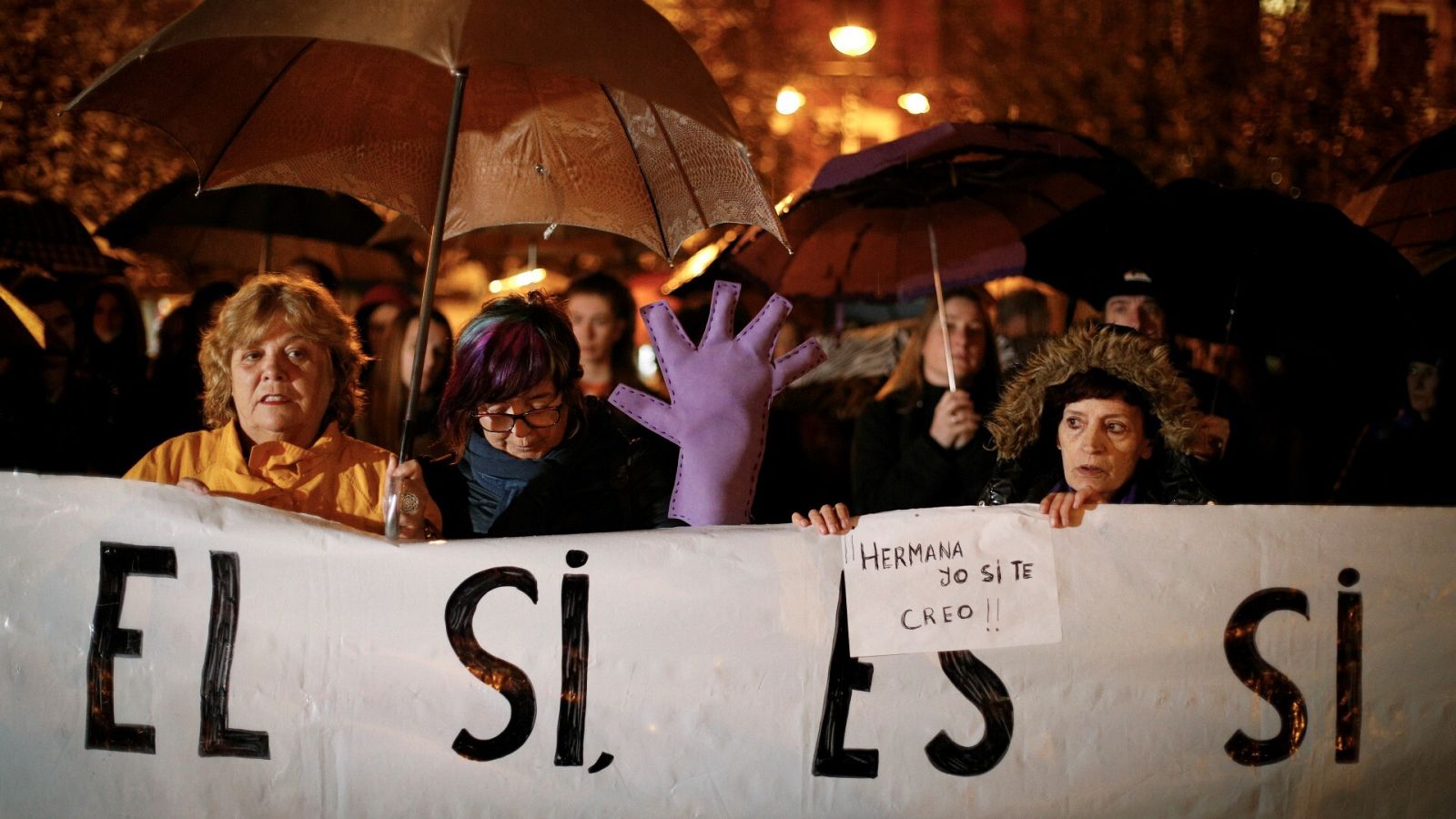 Unas decenas de personas se concentraron en Pamplona para expresar su rechazo a la sentencia de 'la Manada' de Manresa