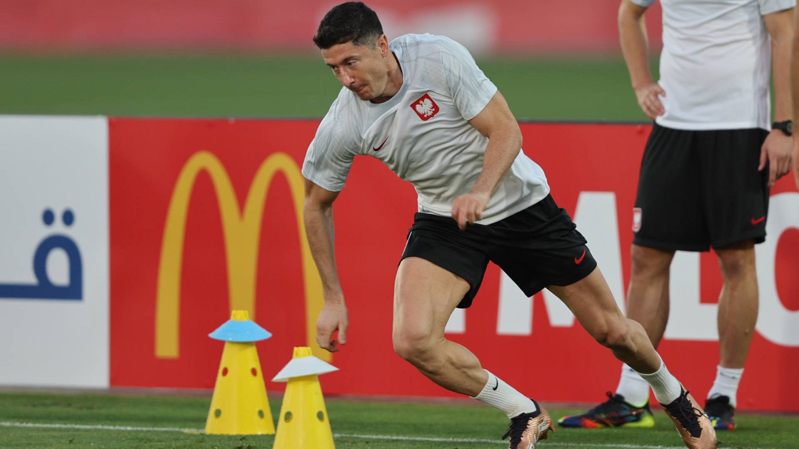 Lewandowski  se entrena para el debut de Polonia en Qatar 2022