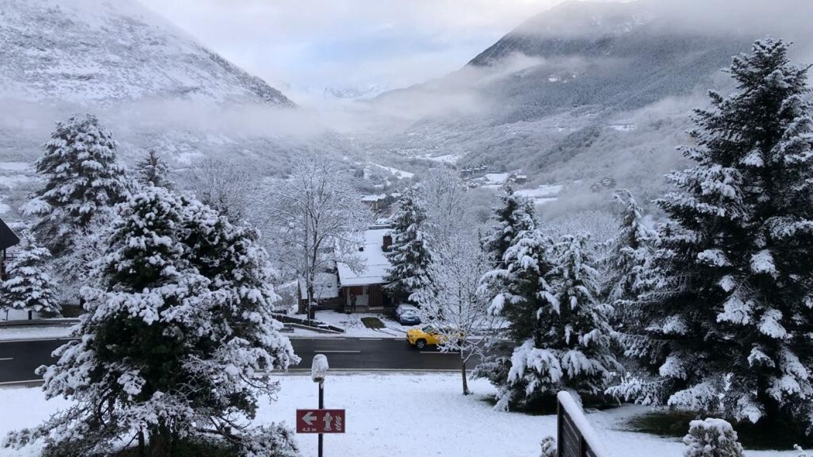 Primera gran nevada de la temporada a la capital de la Vall d'Aran