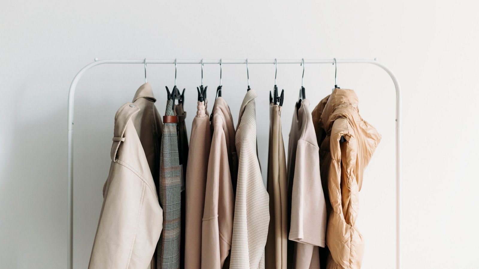 Un perchero con algunas prendas de ropa en una imagen de archivo