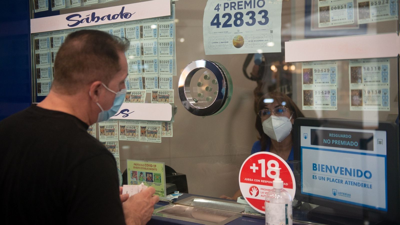 Un hombre compra lotería en Lanzarote