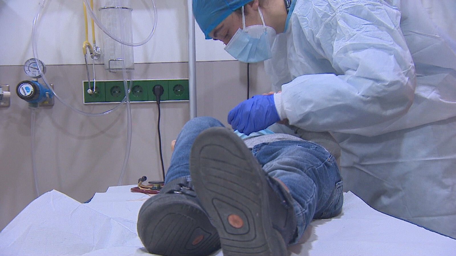 Un nen atès a les urgències d'un centre sanitari