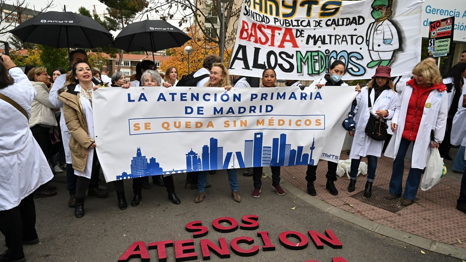 Un grupo de sanitarios sostiene una pancarta