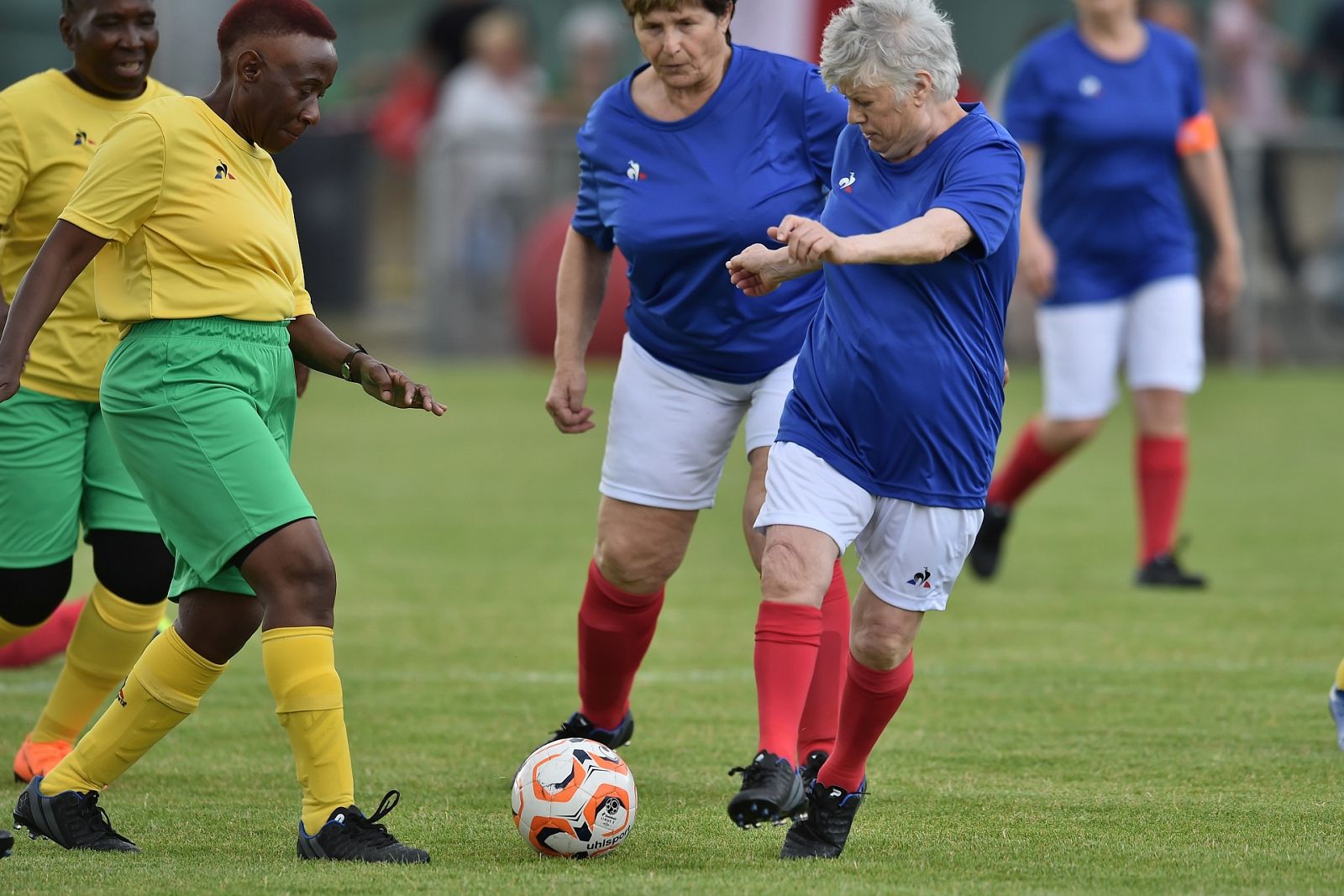 Las "Soccer Grannies" contra las "Mamies Foot"