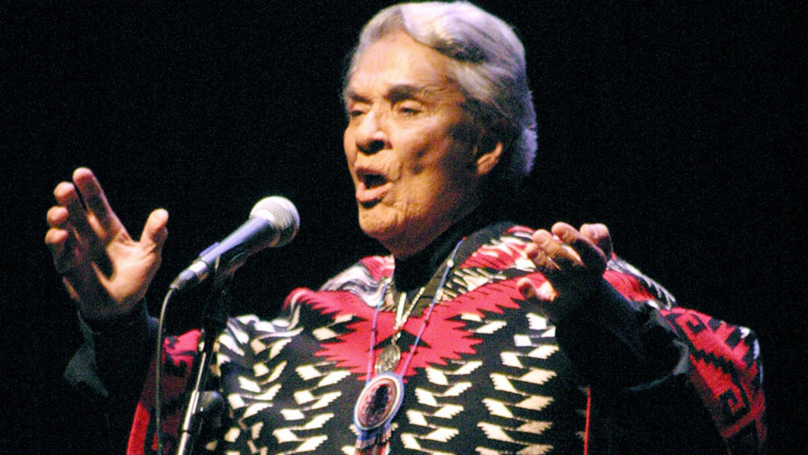 Actuación de Chavela Vargas en Madrid (2004)