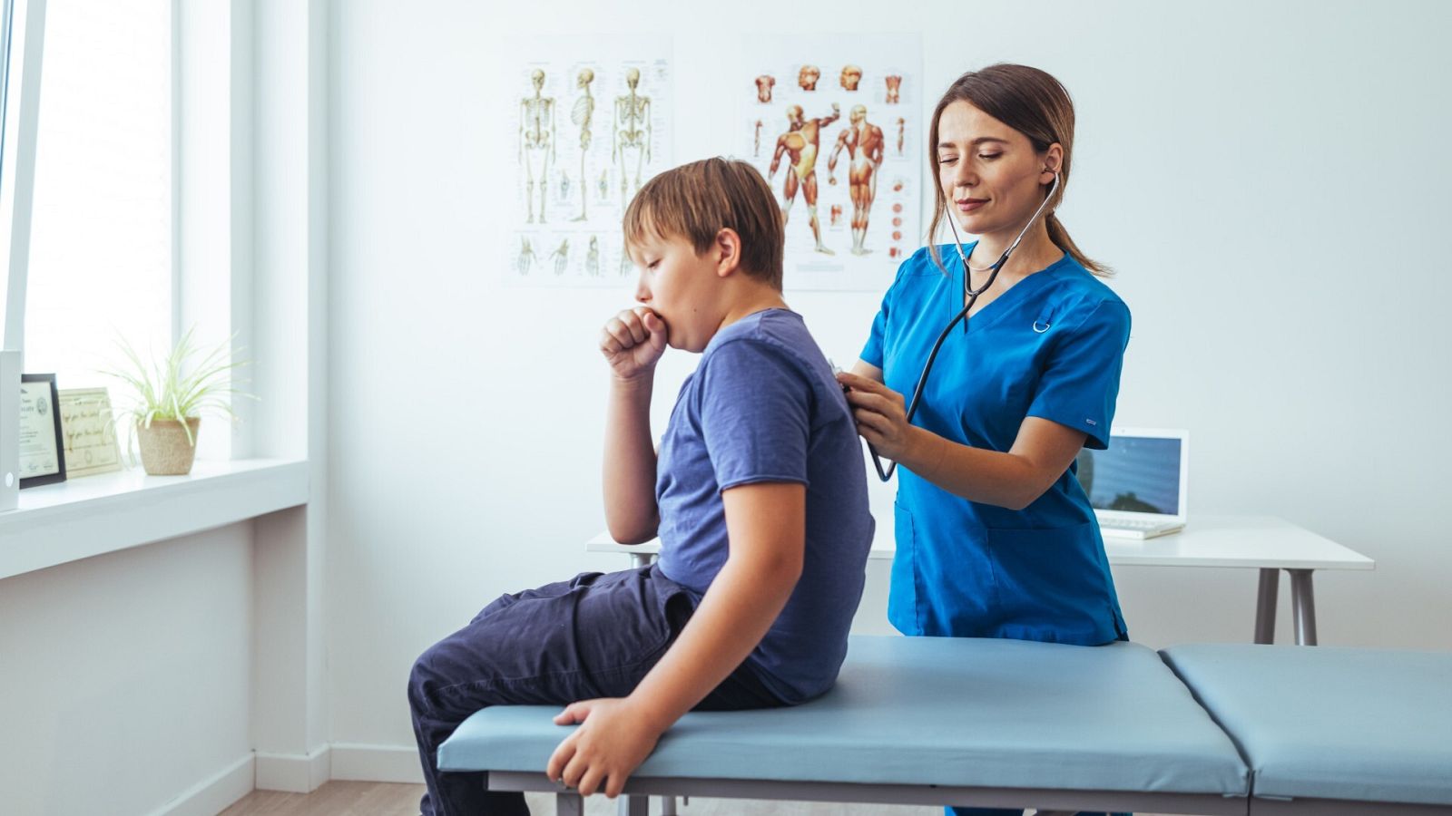 ¿Cómo la contaminación atmosférica agrava las bronquiolitis y las neumonías?