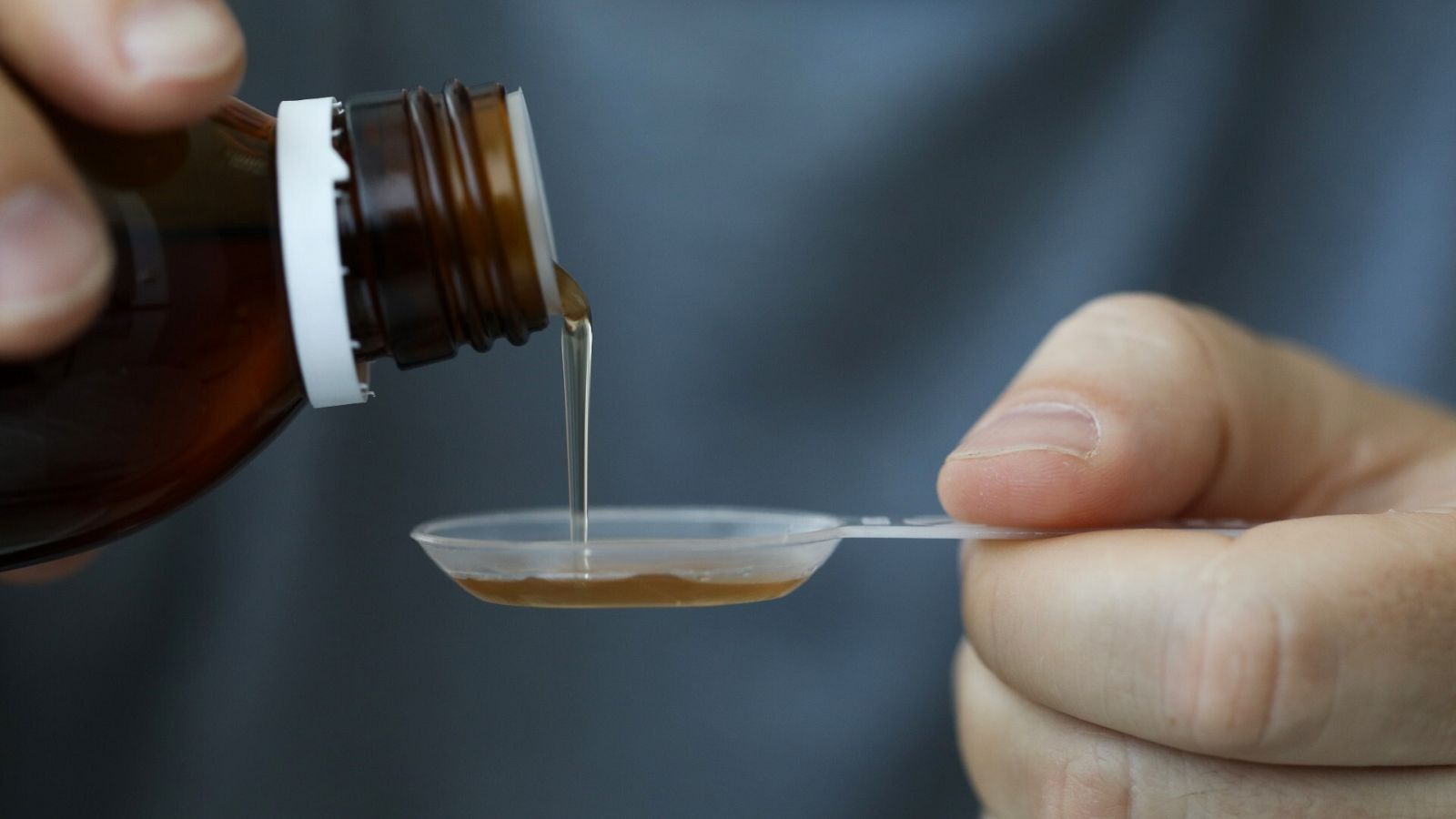 Una persona sirve jarabe en una imagen de archivo