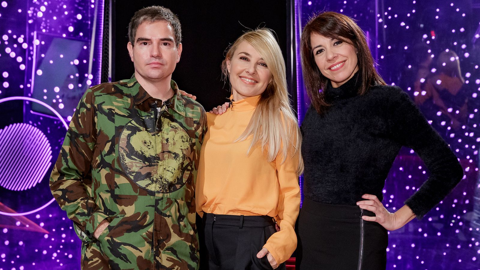 Cayetana Guillén Cuervo con dos integrantes de Dorian