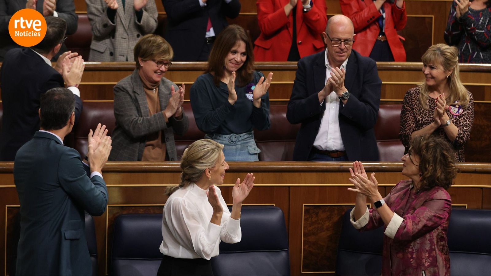 Els diputats del PSOE feliciten a la ministra d'Hisenda, María Jesús Montero, al Congrés
