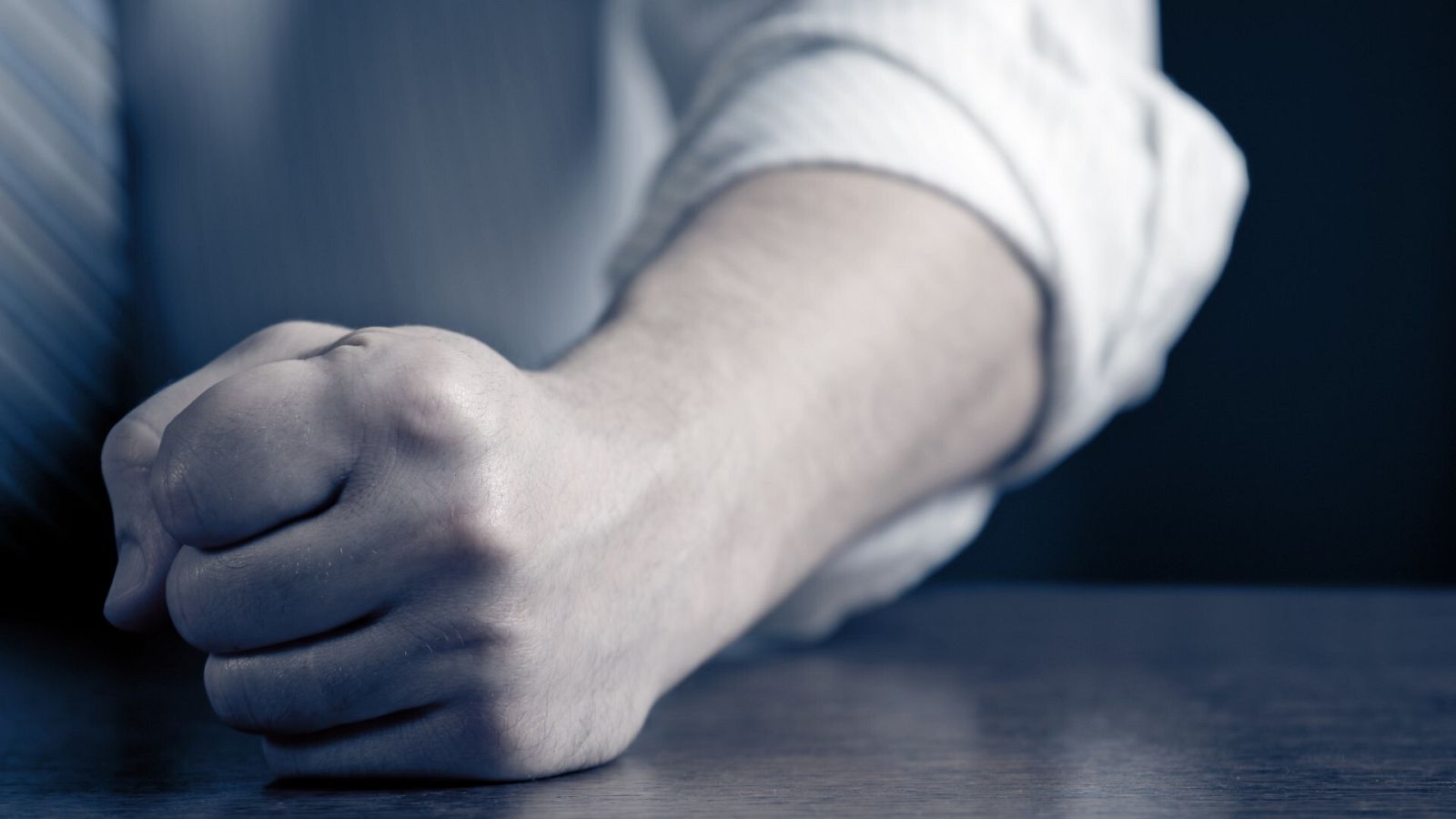 Un hombre da un puñetazo sobre la mesa, en una imagen de archivo