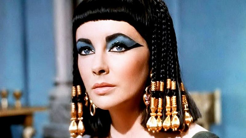 Elizabeth Taylor en 'Cleopatra': la historia de un contrato desmedido, exigencias y caprichos