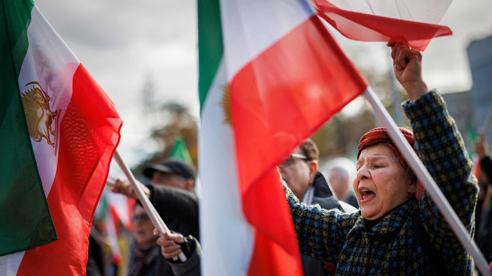 Un grupo de personas protesta en Irán durante la reunión de la ONU