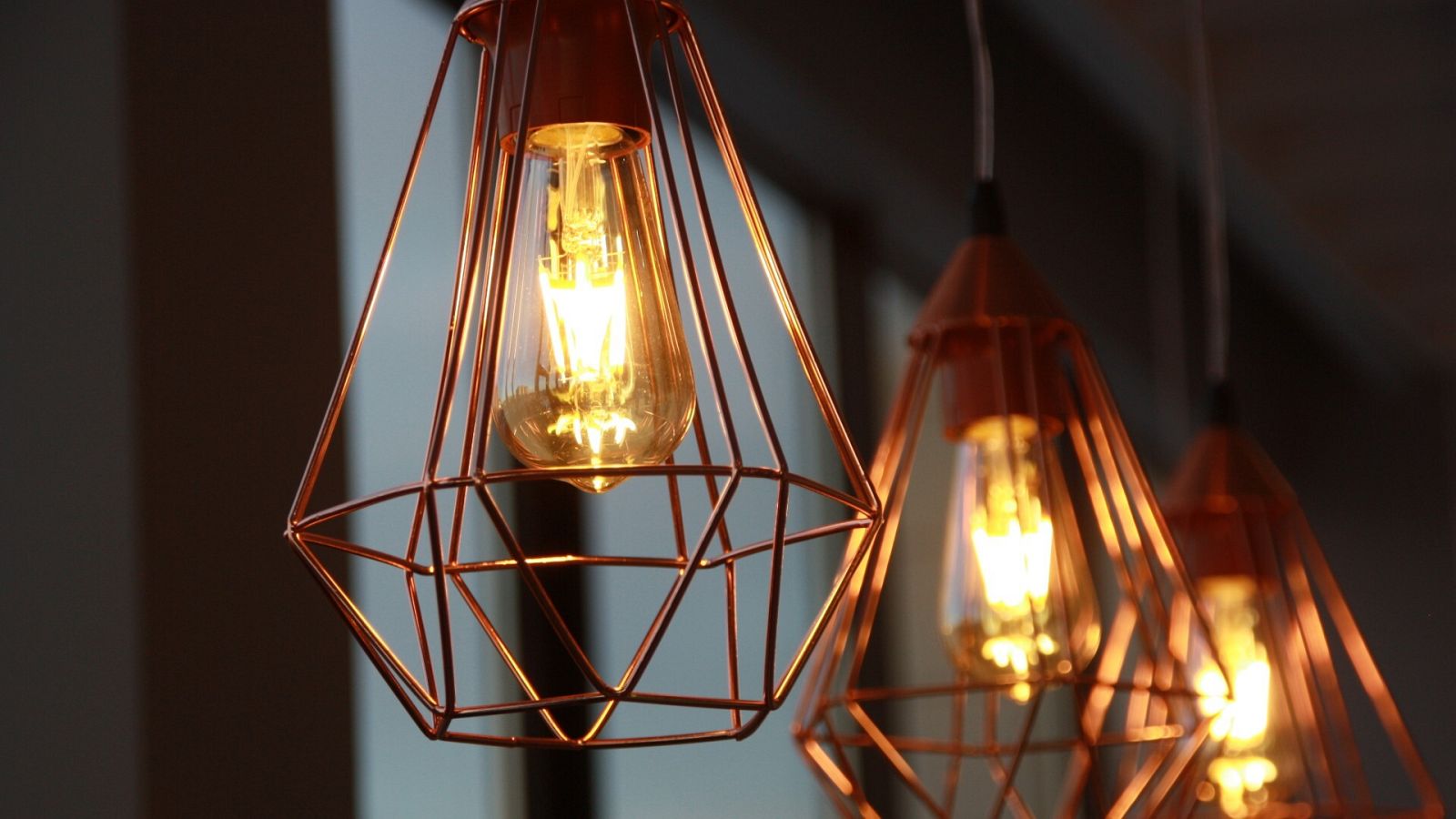 La luz baja un 5,5% este sábado y se coloca en 153,27 euros/MWh