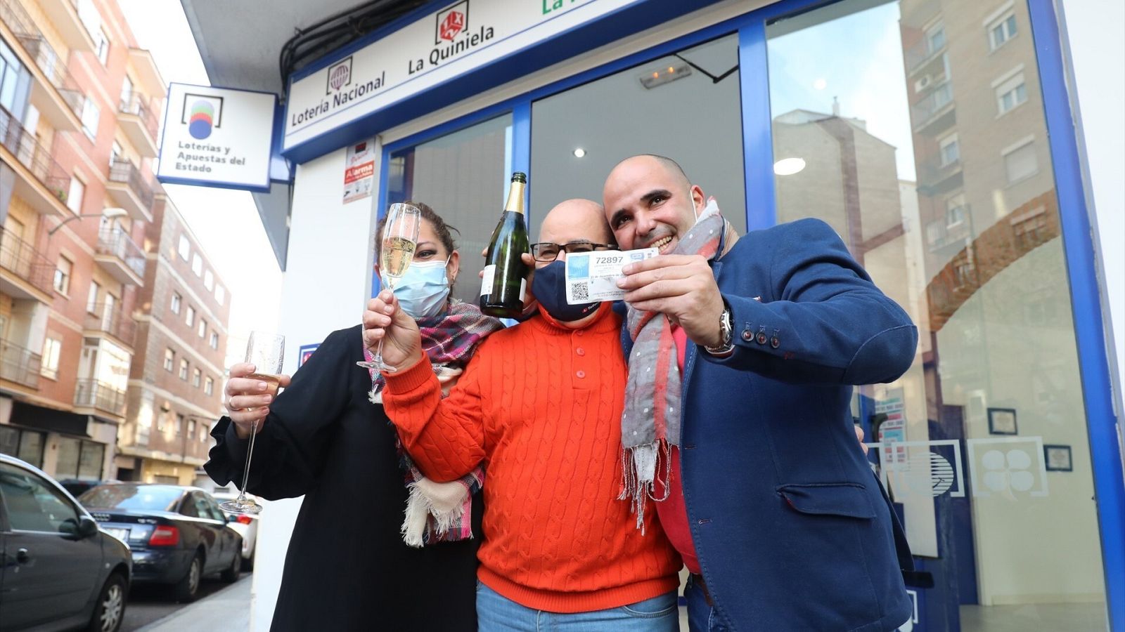 Tres loteros celebran el Gordo con champán en una administración