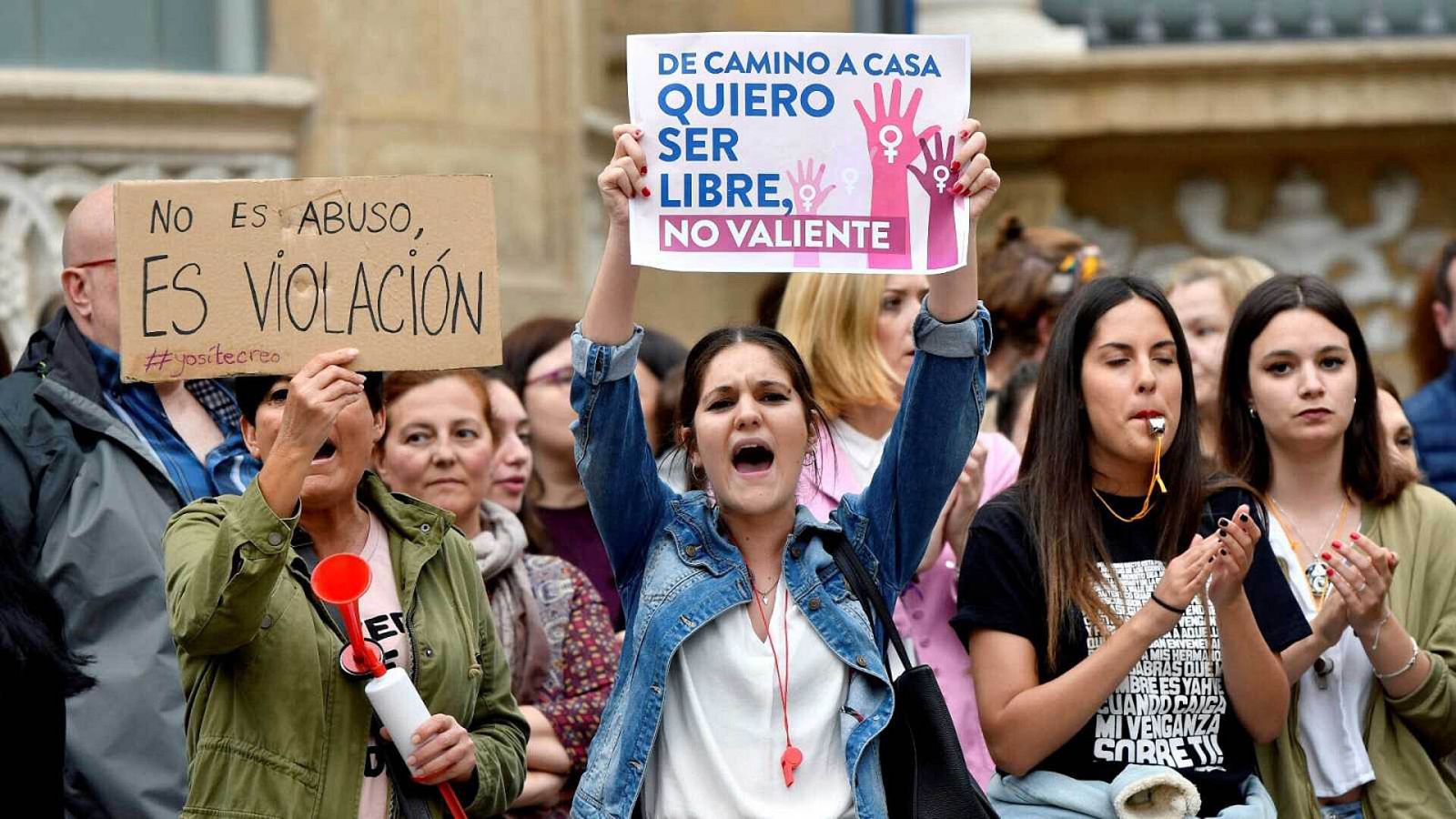 Mujeres manifestándose