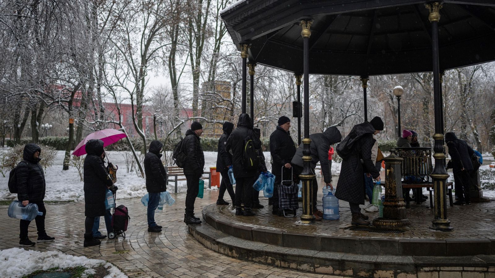 Personas haciendo fila para recoger agua en Kiev