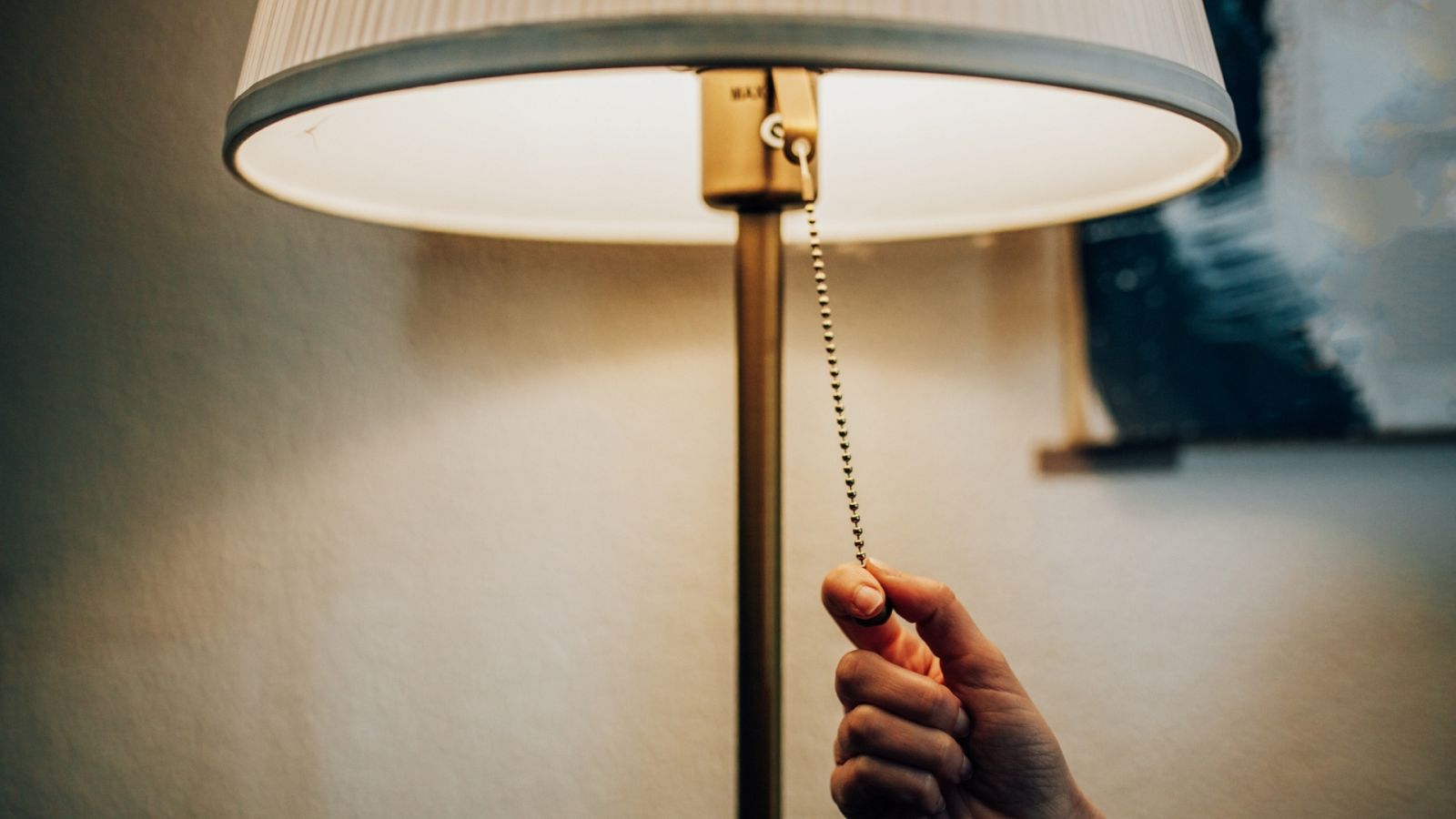 Una persona apaga una lámpara