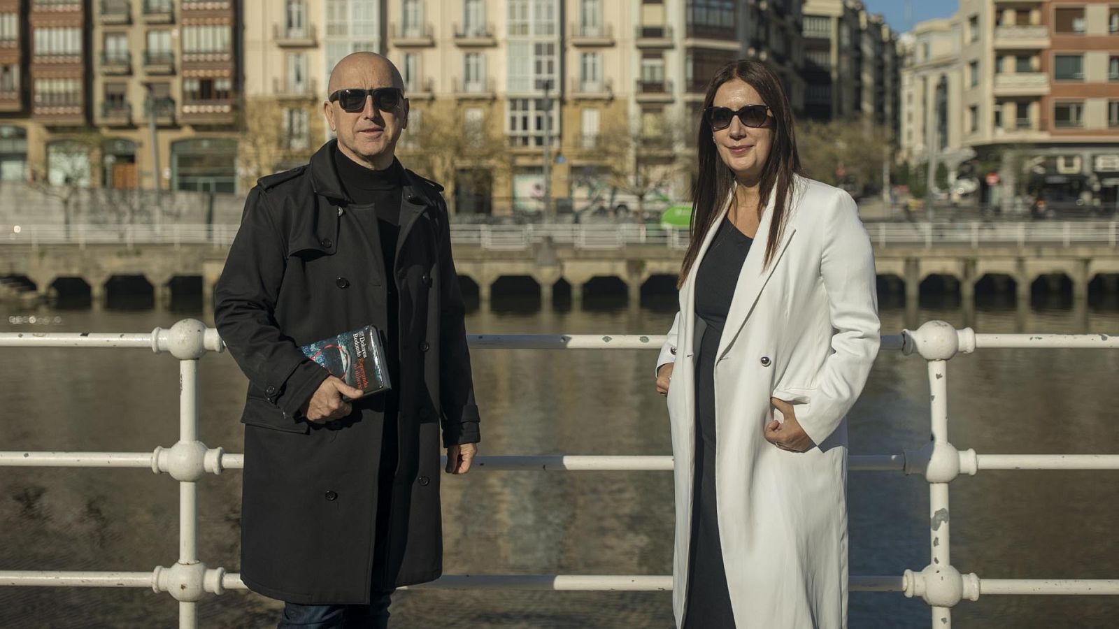 Óscar López con la escritora Dolores Redondo