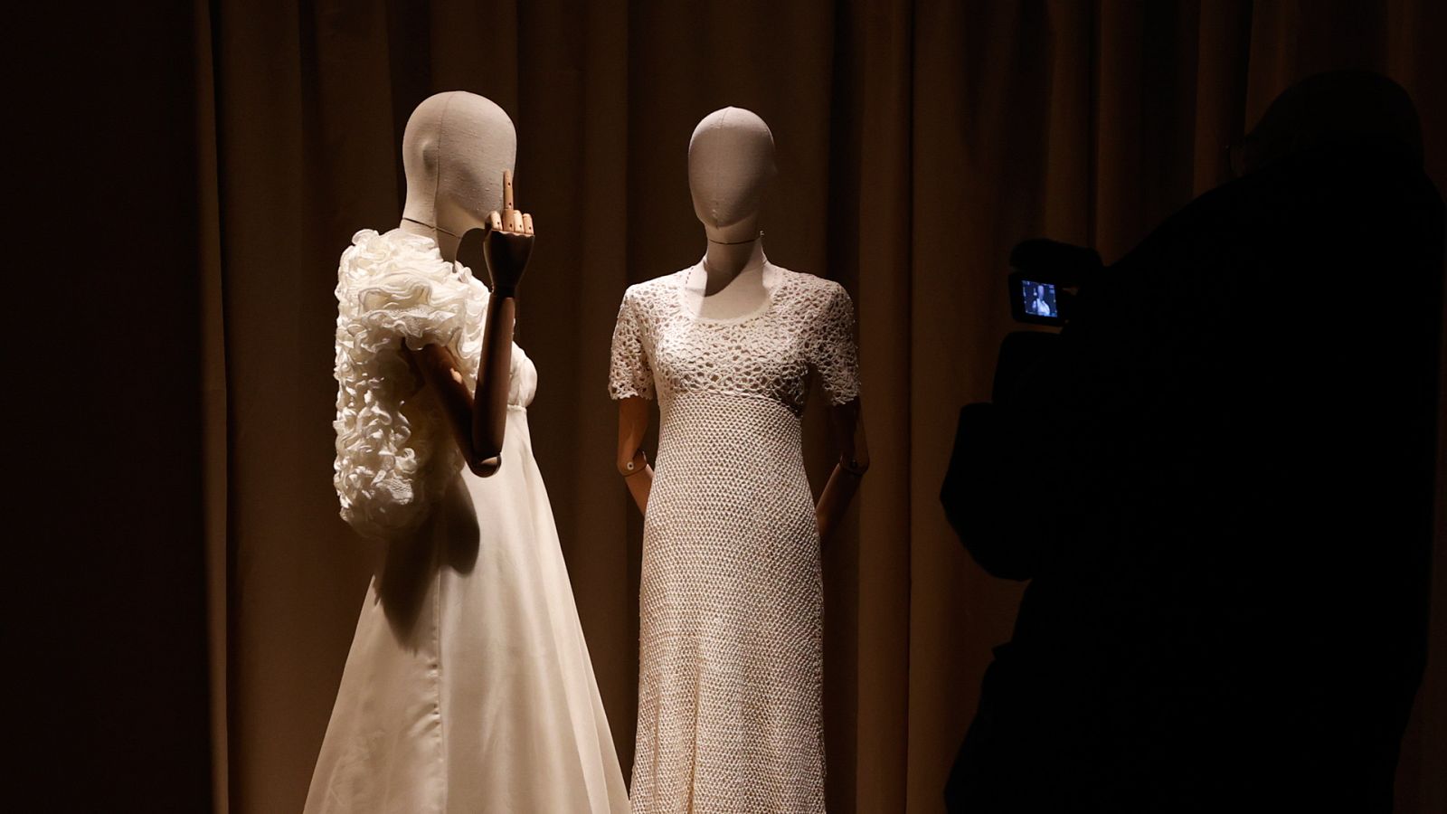 Antonio Alvarado expone la moda que modernizó España: "Me cuesta encontrarme con mis yos"