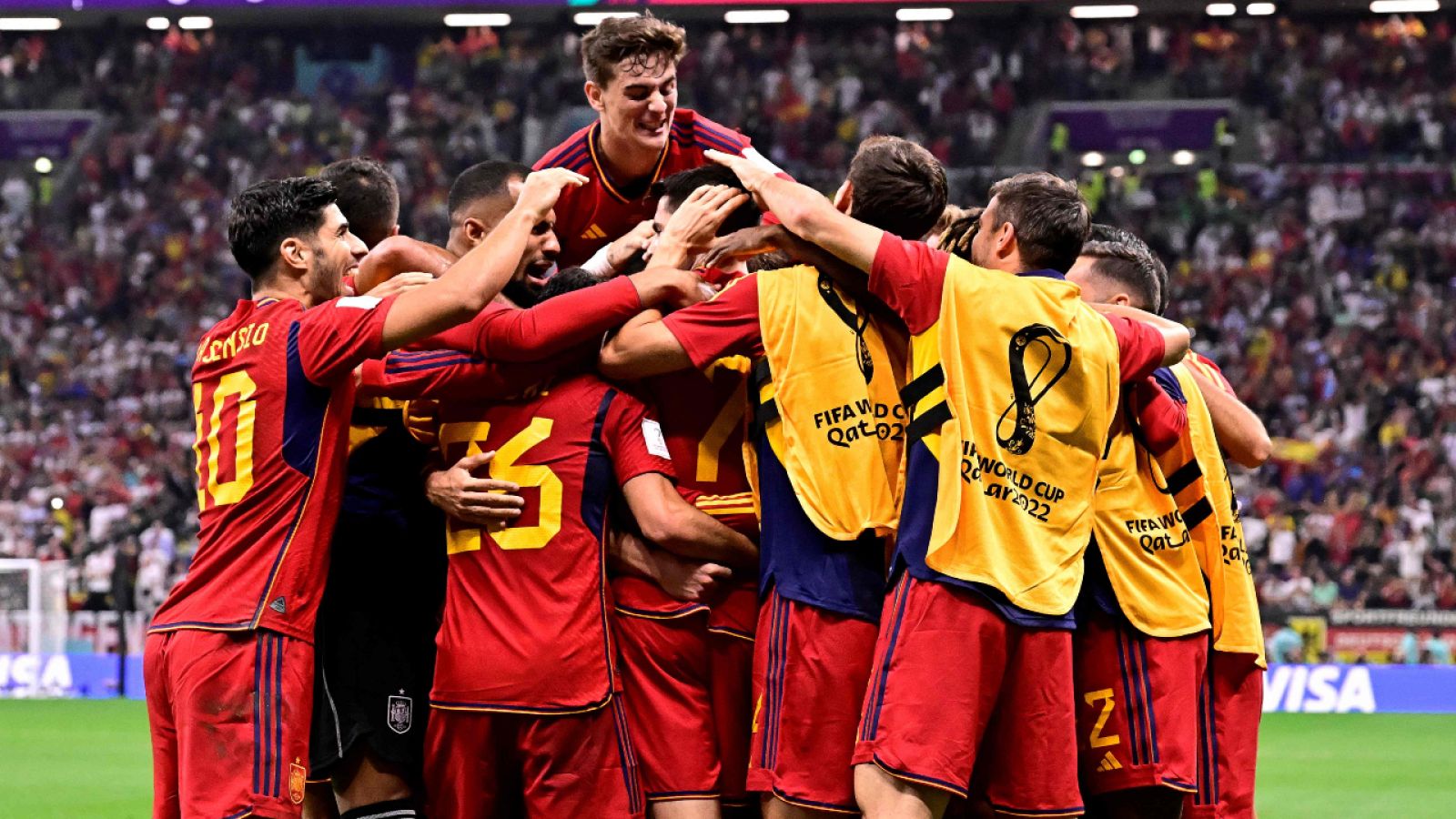 Los jugadores de España celebran el gol contra Alemania
