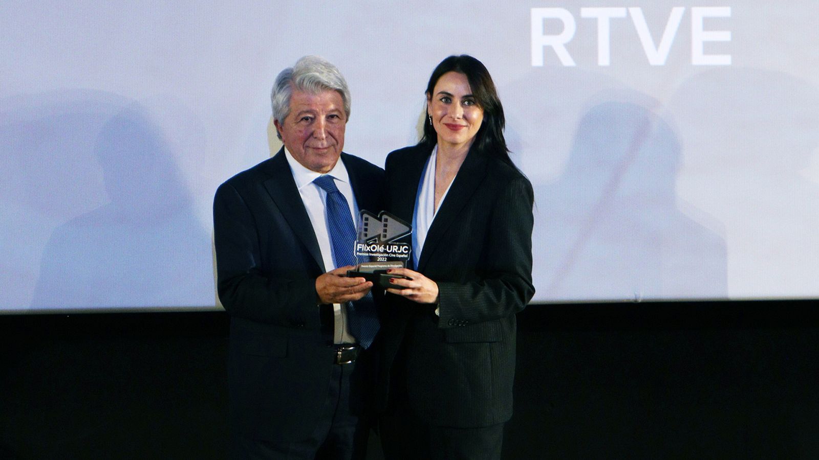 Sonia Sánchez, subdirectora, recoge el premio de manos de Enrique Cerezo