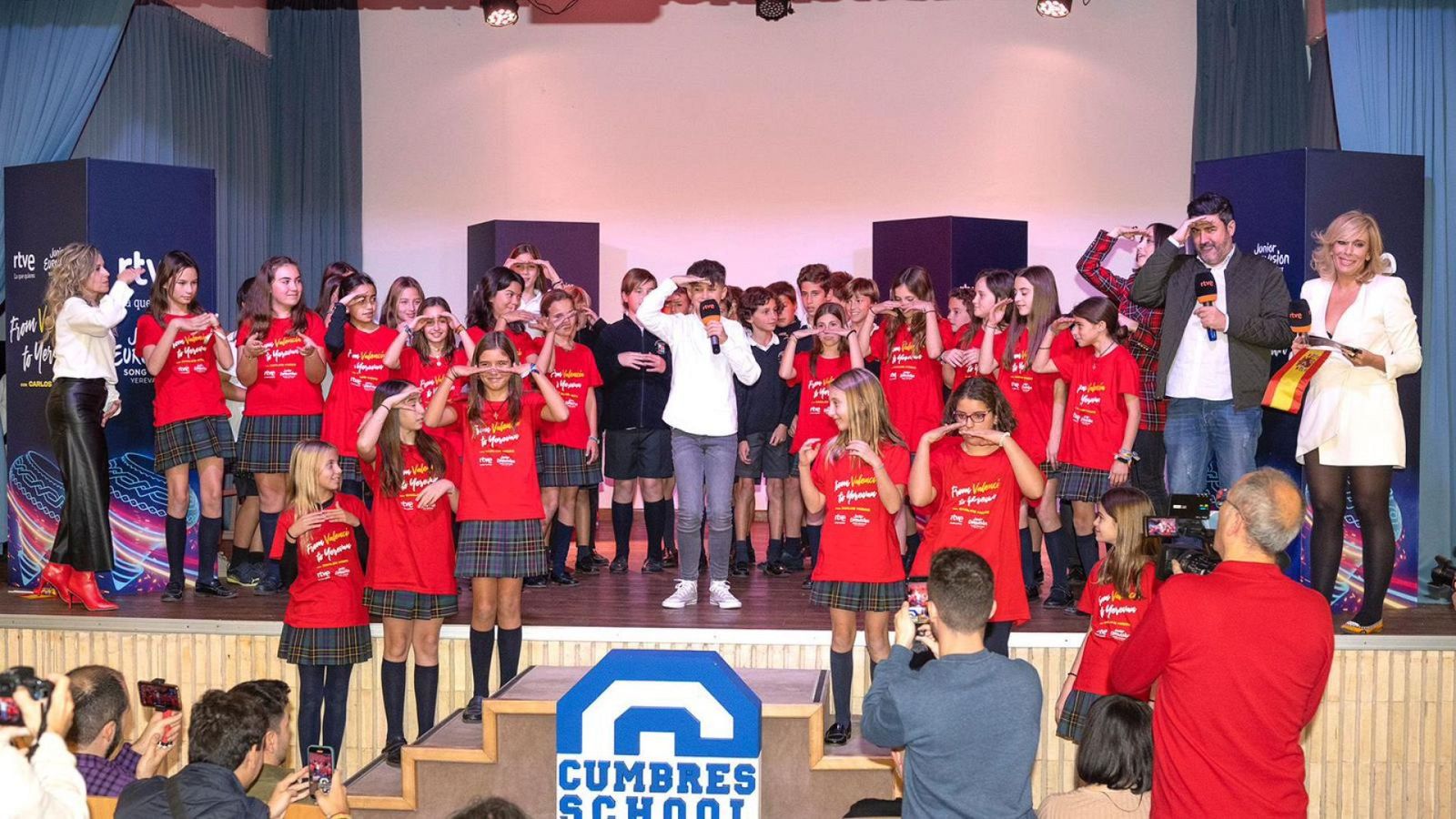 Los compañeros de clase de Carlos Higes se despiden de él