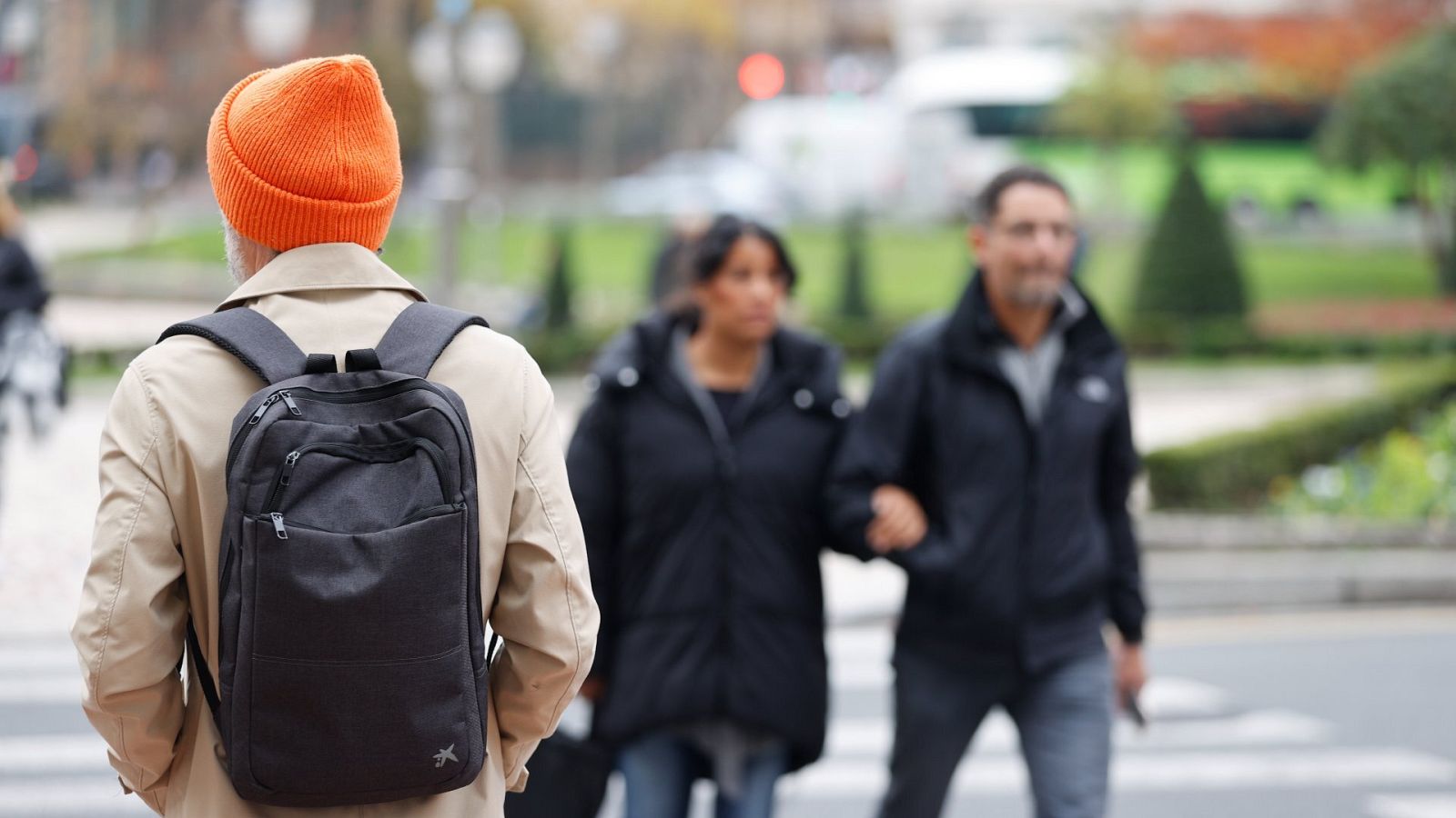 Una persona se protege del frío en Bilbao