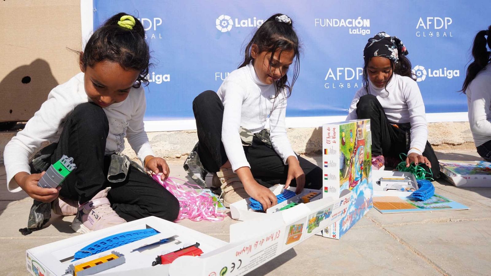 Niñas y niños con sus juguetes