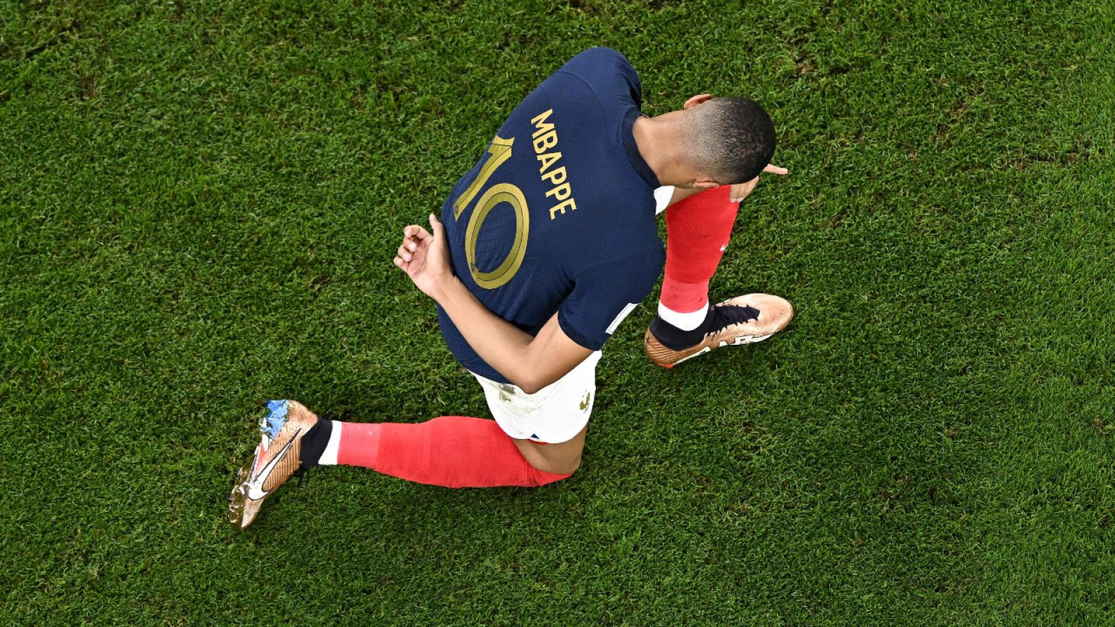 Mbappé celebra su gol ante Polonia.