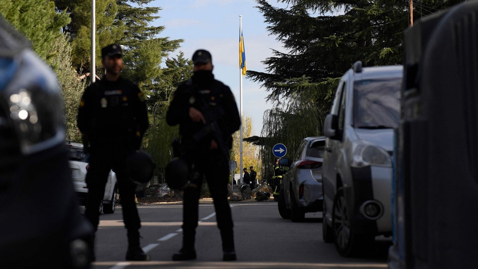 Acordonan la Embajada de Ucrania en Madrid tras recibir un paquete "sangriento"