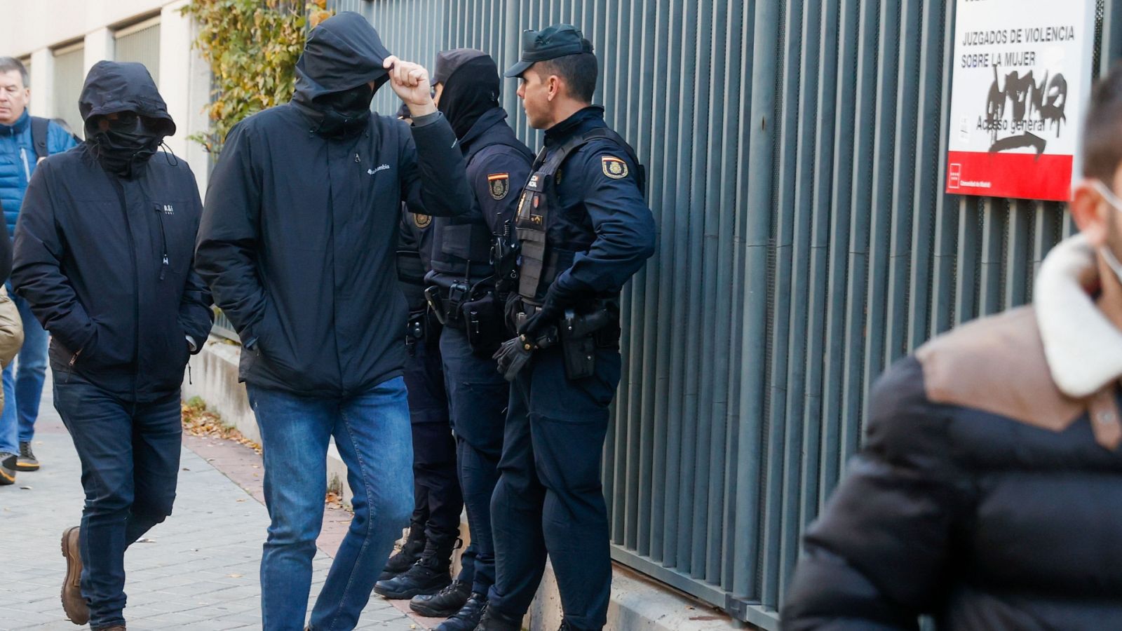 Alrededores del juzgado madrileño donde se celebra el juicio por la muerte de Jimmy