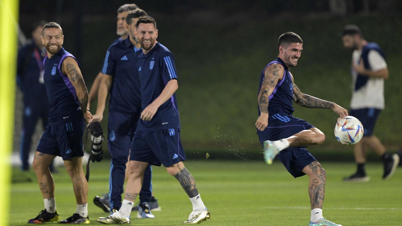Leo Messi sonríe durante un entrenamiento de la selección argentina