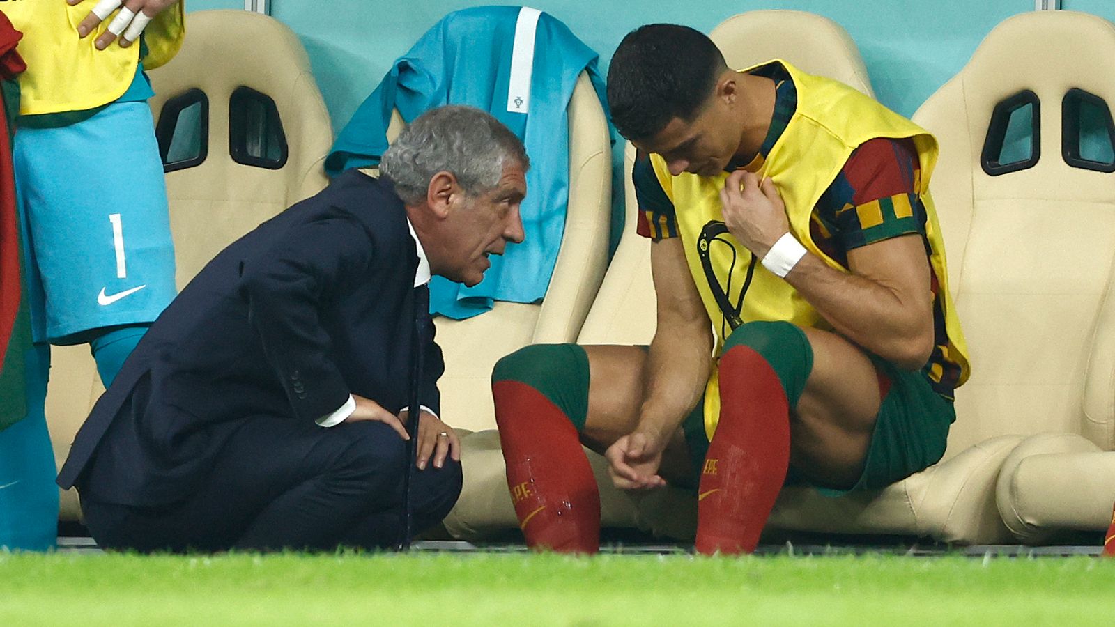 Fernando Santos, seleccionador portugués, habla con Cristiano durante un momento del partido contra Suiza