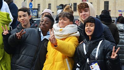 Carlos Higes y los concursantes de Eurovisin Junior 2022 bailan sus canciones en el centro de Erevn