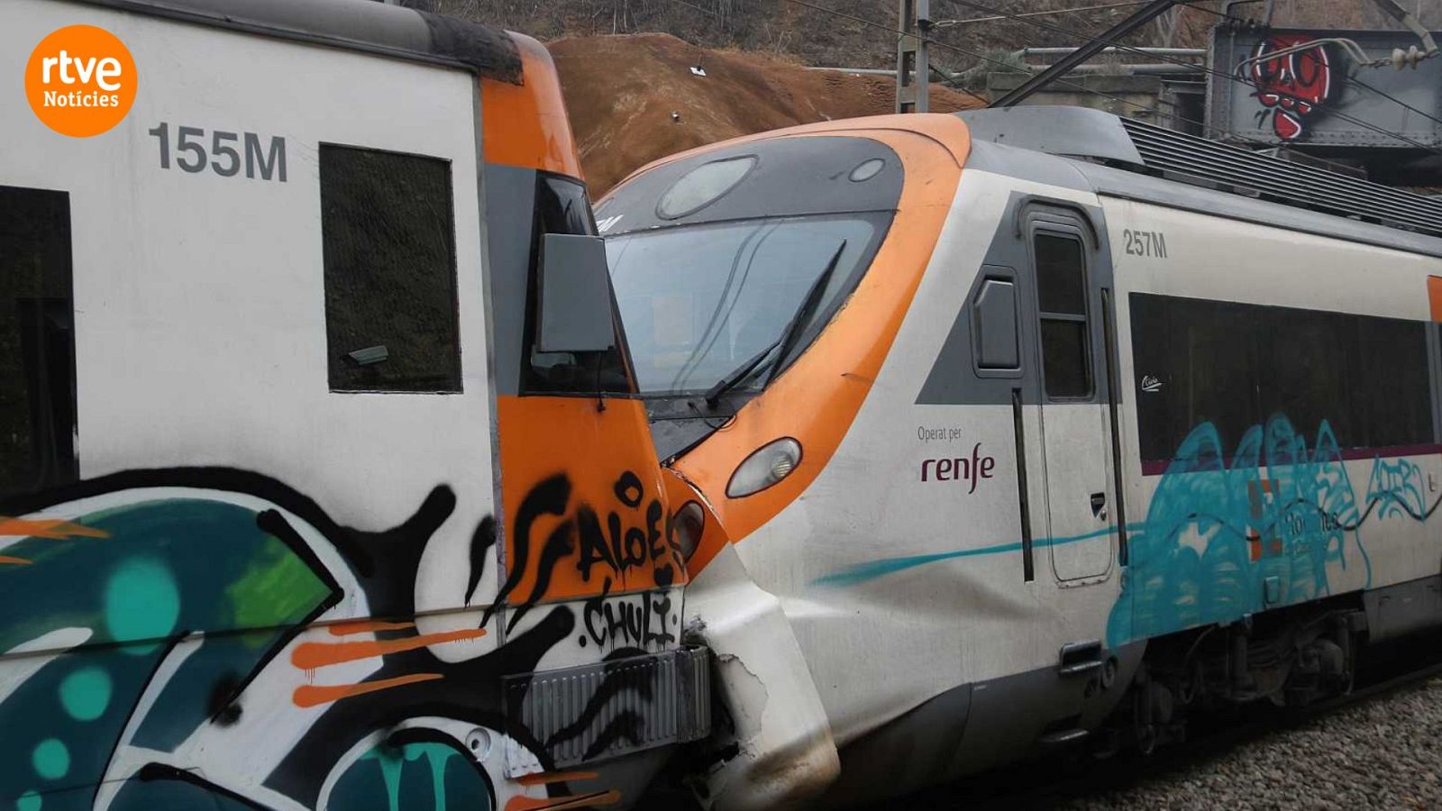 Encalç de dos trens a l'estació de Rodalies de Montcada i Reixac