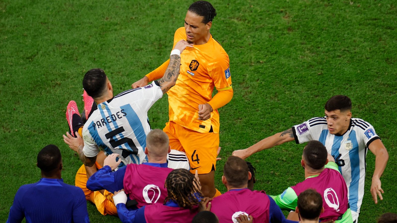 Paredes y Van Dijk durante una tangana en el Argentina-Países Bajos