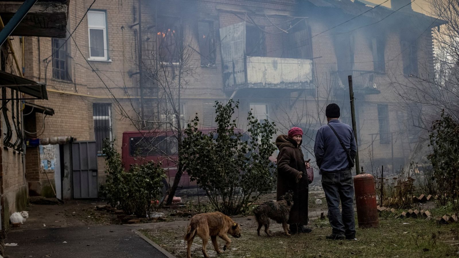 Dos residentes en Bajmut frente a una vivienda dañada por los bombardeos