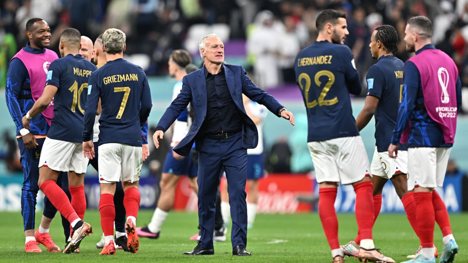 Deschamps celebra el pase con sus jugadores