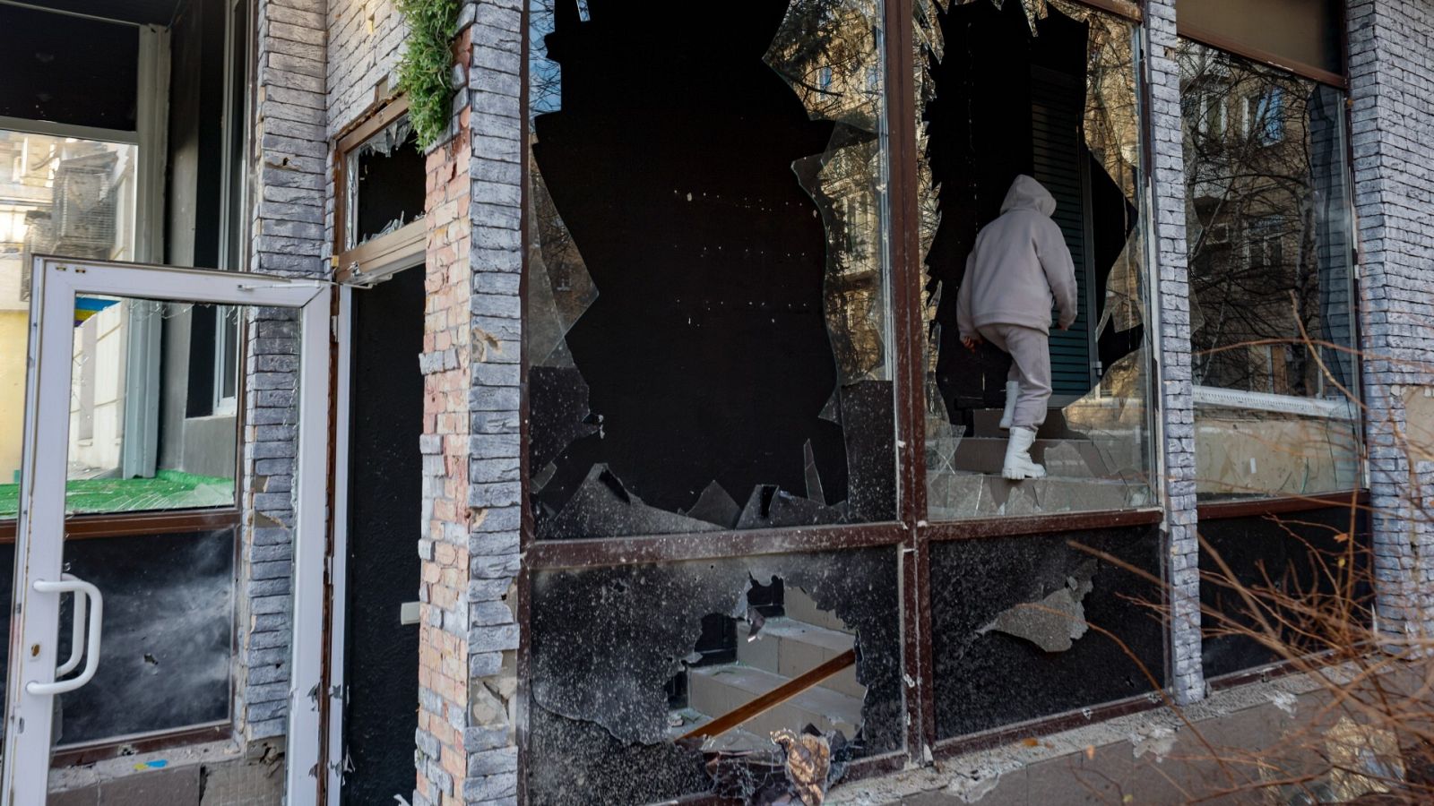 Una boutique de ropa dañada tras un bombardeo en el centro de Donetsk, Ucrania