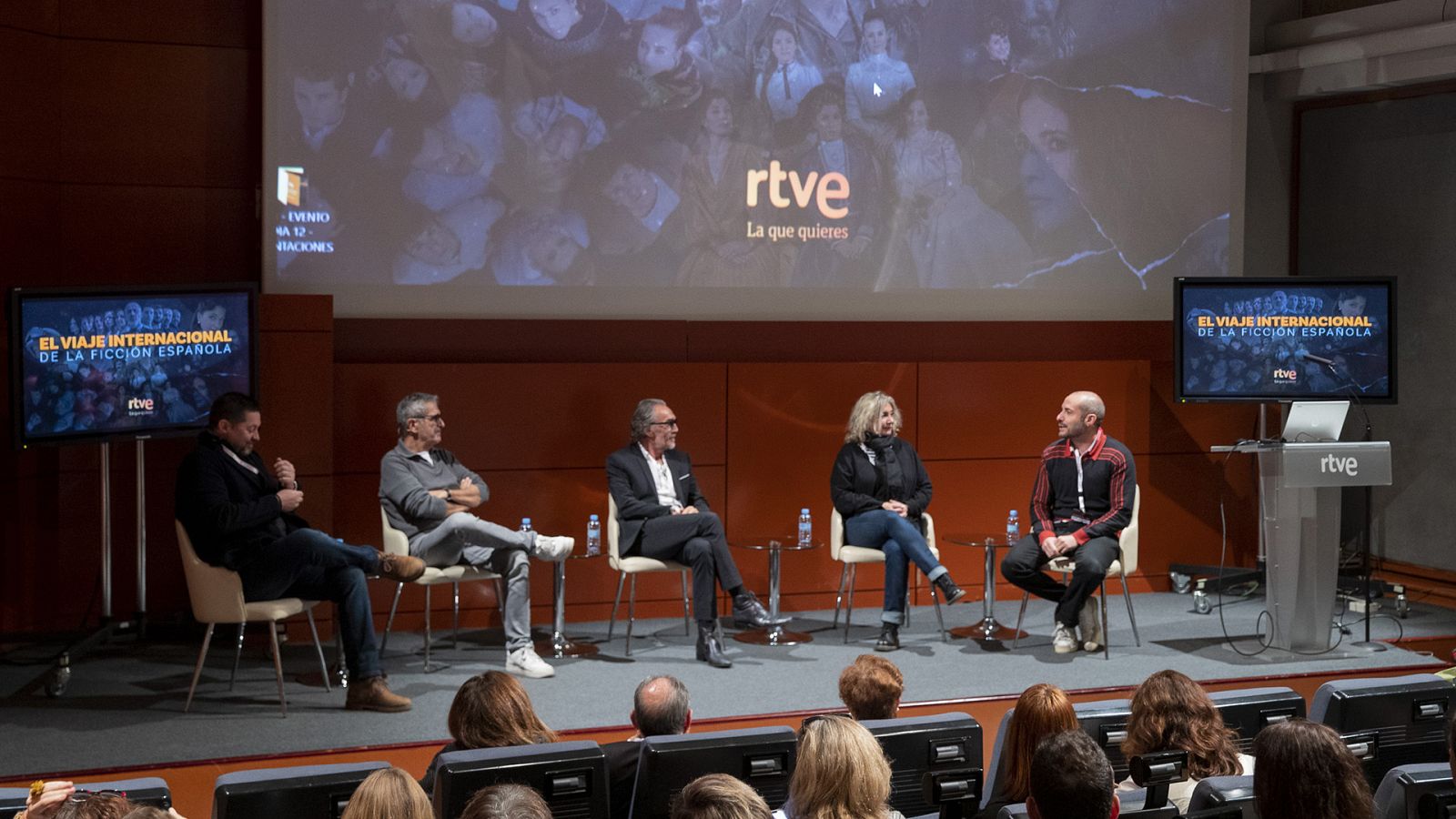 Mesa debate 'Historias para un público global', dirigida por José Pastor