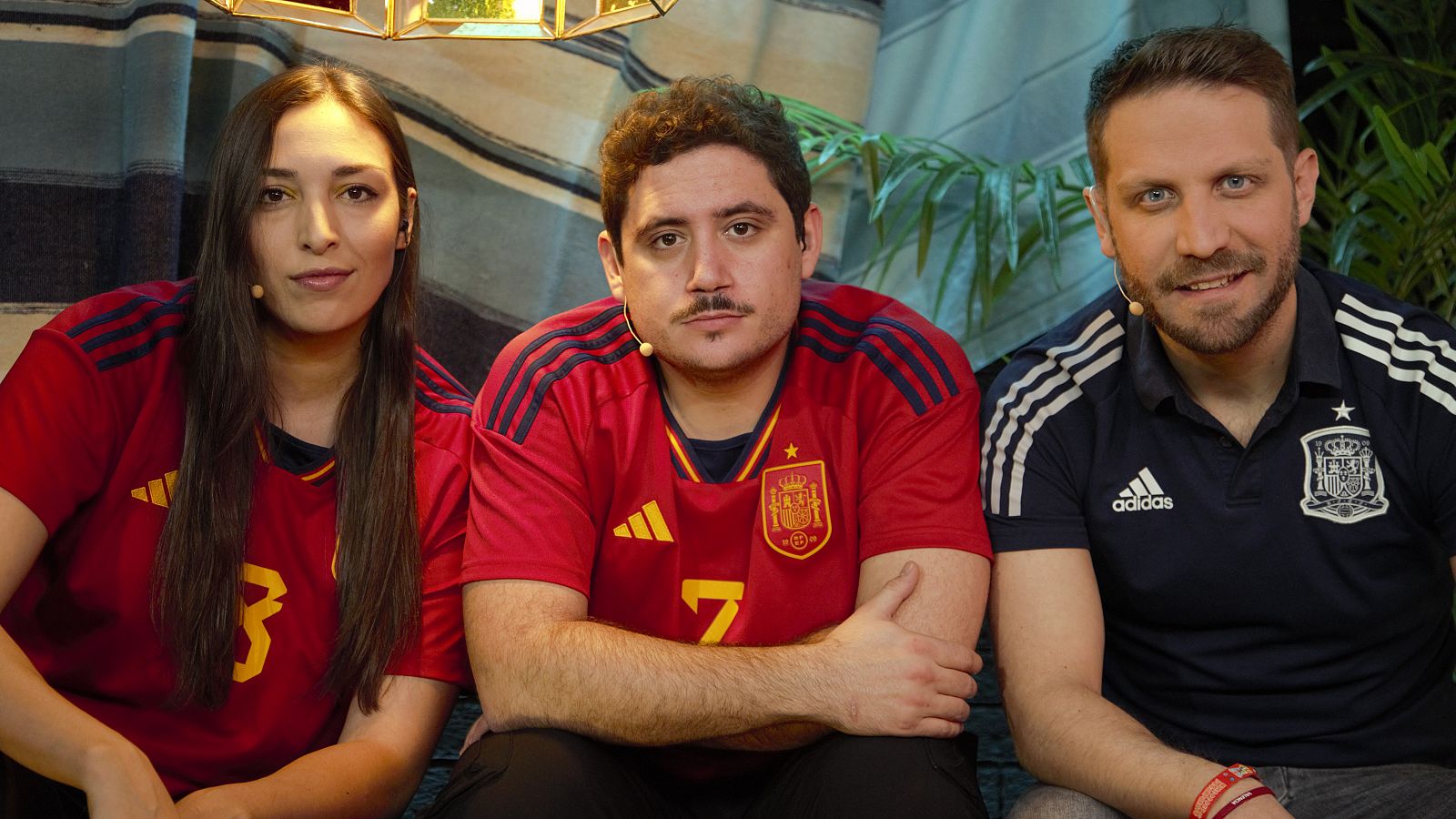 "Comenta, que sales" está presentado por Darío Eme Hache y Atiga Suleiman, con la colaboración especial de Dani Meroño