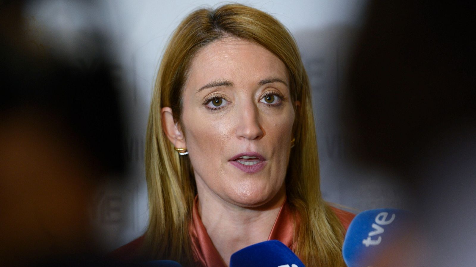 Roberta Metsola atiende a los medios de comunicación en una imagend e archivo