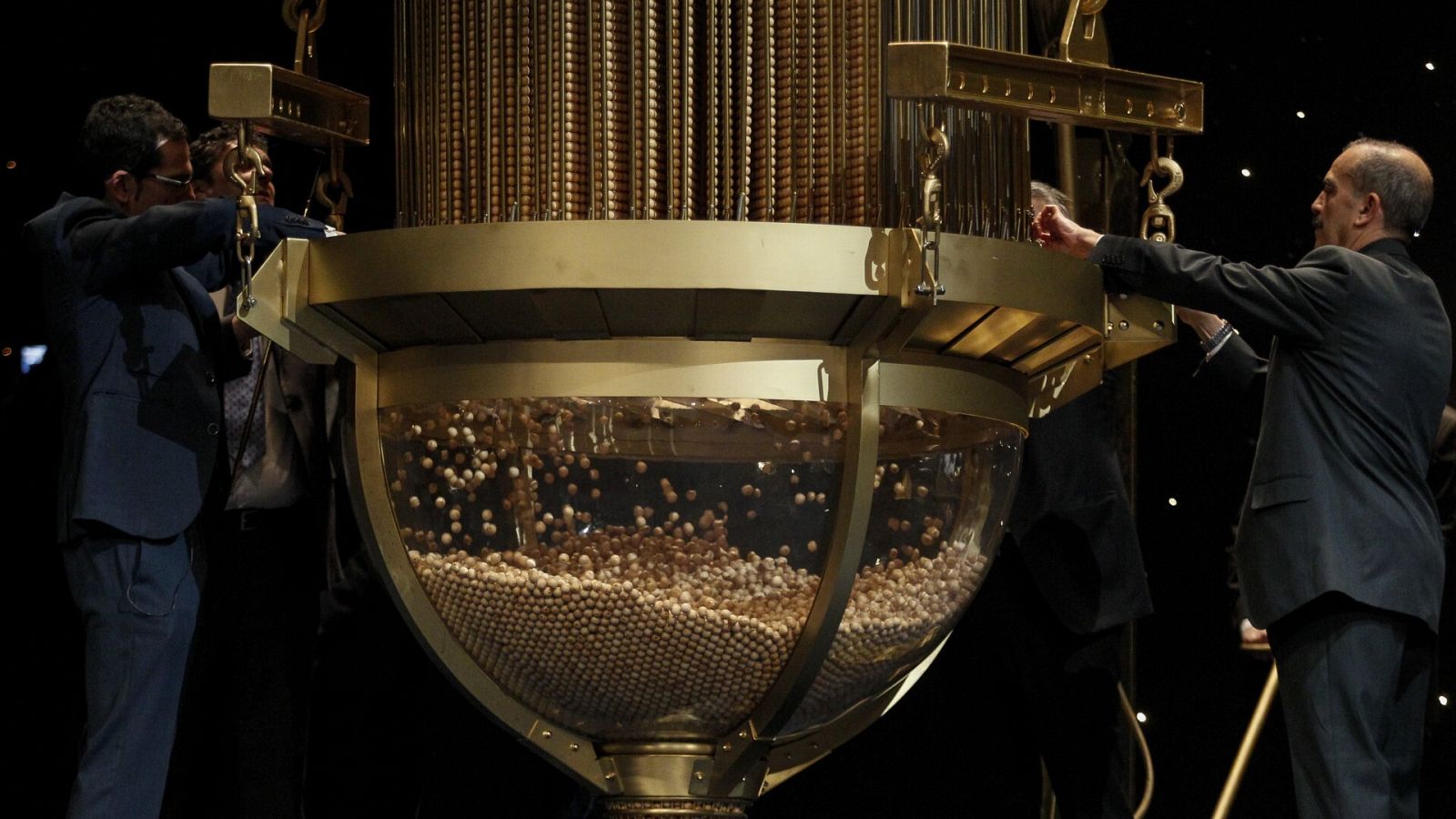 Lotería de Navidad 2022: empleados pasan las bolas de las liras al bombo