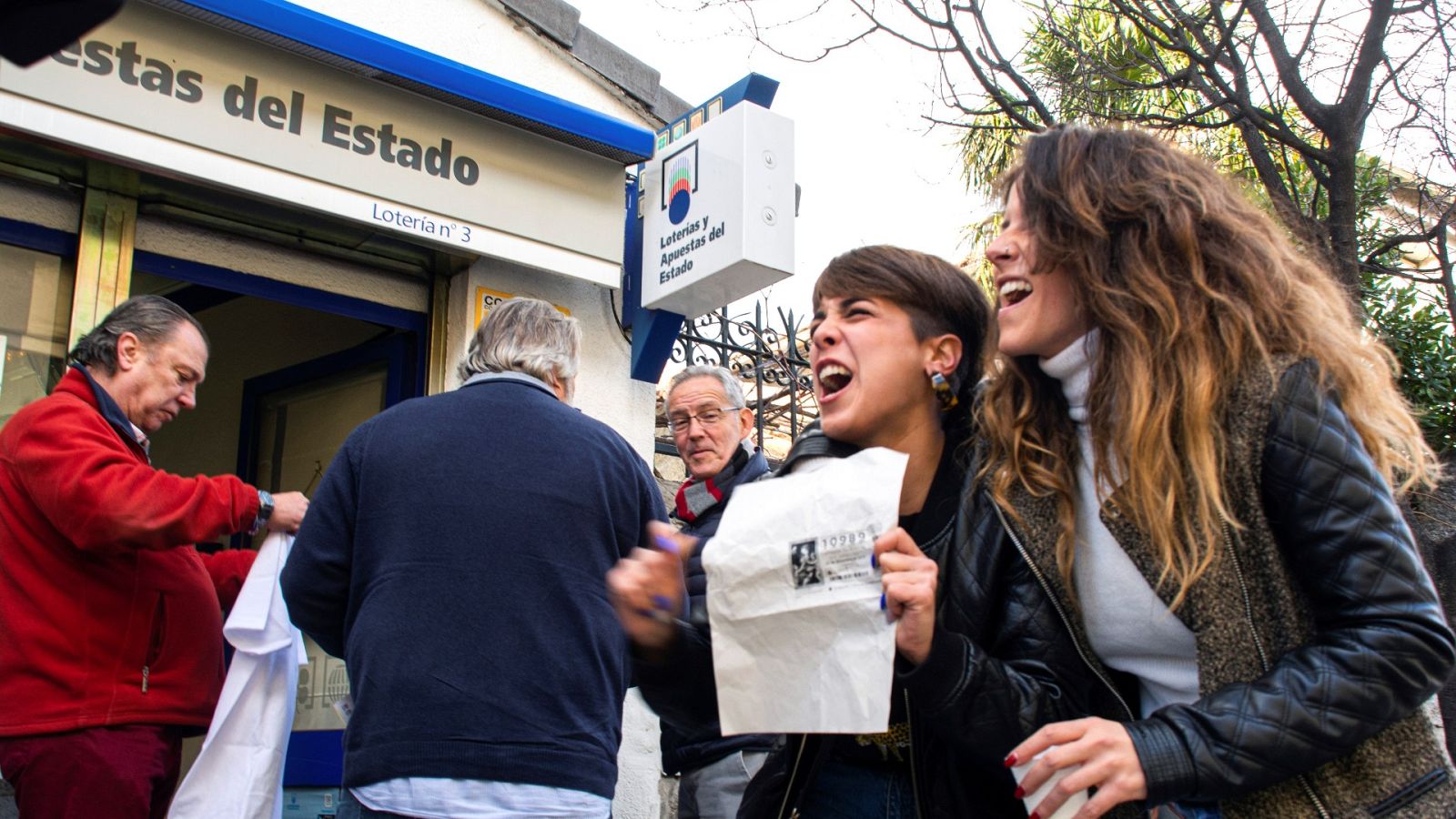 Dos chicas celebran que han comprado un décimo premiado en el sorteo de la Lotería de Navidad