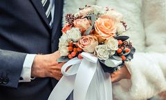 Bodas de invierno: vestidos y trajes para ellas y ellos, tendencias y consejos para arrasar sin pasar frío