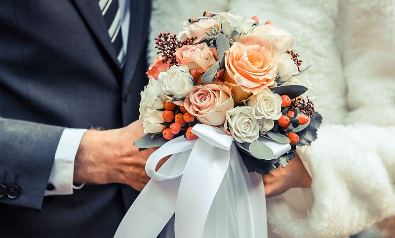 Bodas de invierno: vestidos y trajes para ellas y ellos, tendencias y consejos para arrasar sin pasar fr�o