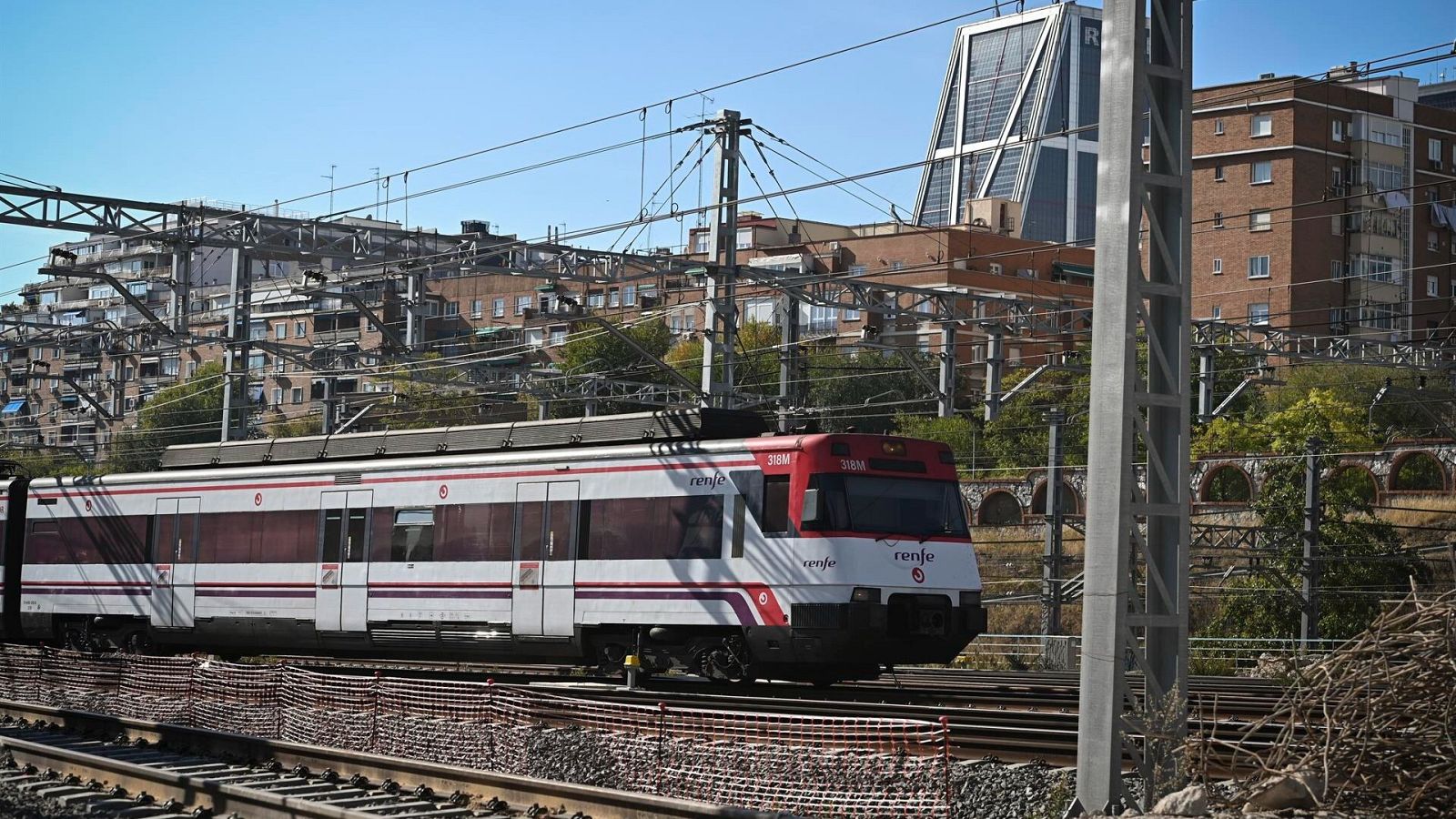 Un tren de Cercanías se aproxima a la estación de Chamartín