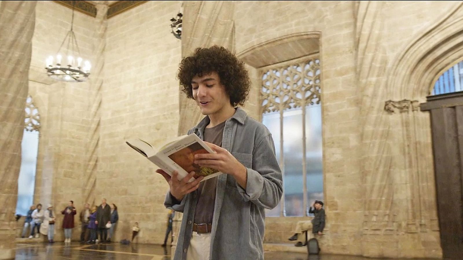 El poeta Mario G. Obrero leyendo 'Tirant lo Blanch'